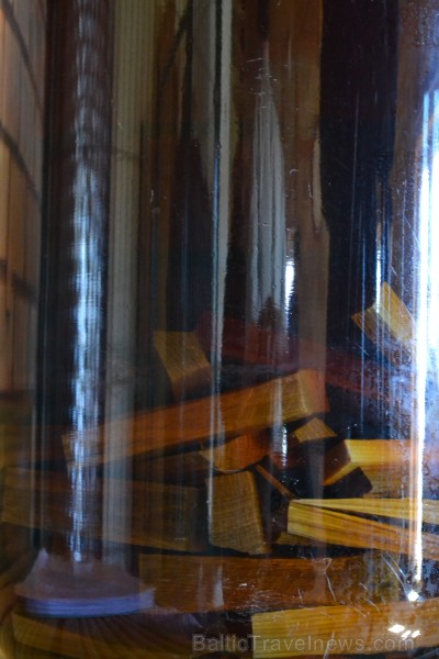 Ābolu kalvados Latvijā top stikla traukos ar ozolkoka dēlīšiem, atšķirībā no Francijas kalvadosa, kas tiek izturēts ozolkoka mucās. 119500
