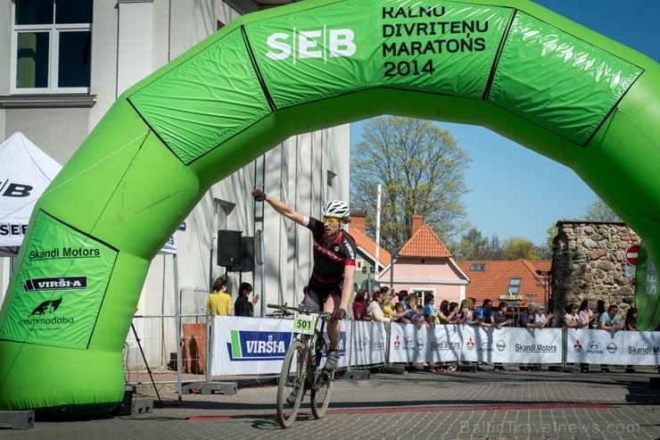 Spītējot putekļiem un saulei, 27. aprīlī vairāk kā 2000 dalībnieki pieveica SEB MTB maratona 1. posmu Cēsis - Valmiera. Vairāk - www.velo.lv 119802