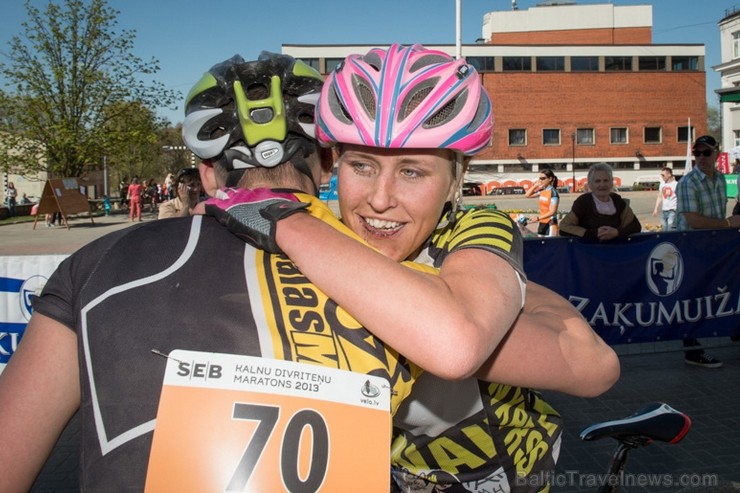 Spītējot putekļiem un saulei, 27. aprīlī vairāk kā 2000 dalībnieki pieveica SEB MTB maratona 1. posmu Cēsis - Valmiera. Vairāk - www.velo.lv 119803