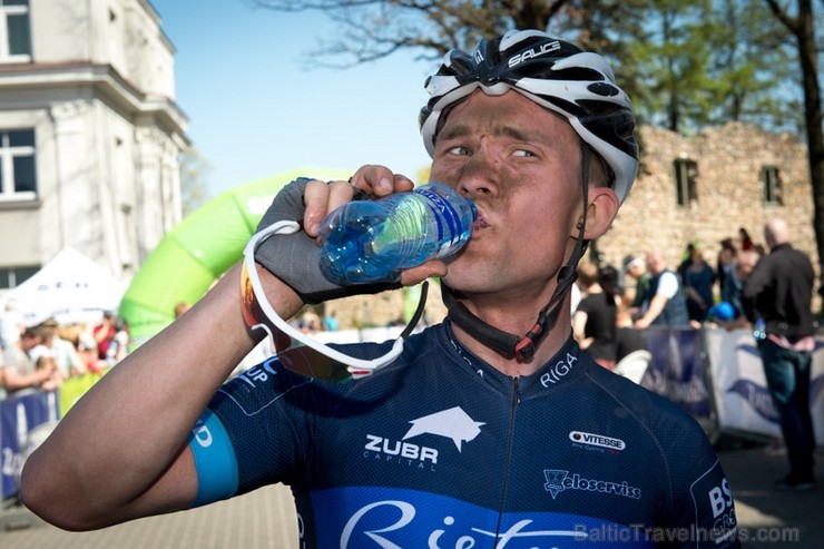 Spītējot putekļiem un saulei, 27. aprīlī vairāk kā 2000 dalībnieki pieveica SEB MTB maratona 1. posmu Cēsis - Valmiera. Vairāk - www.velo.lv 119809