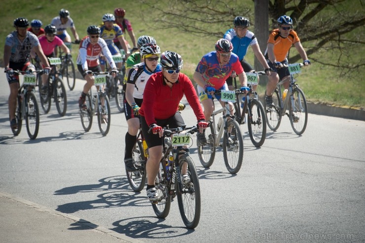 Spītējot putekļiem un saulei, 27. aprīlī vairāk kā 2000 dalībnieki pieveica SEB MTB maratona 1. posmu Cēsis - Valmiera. Vairāk - www.velo.lv 119815