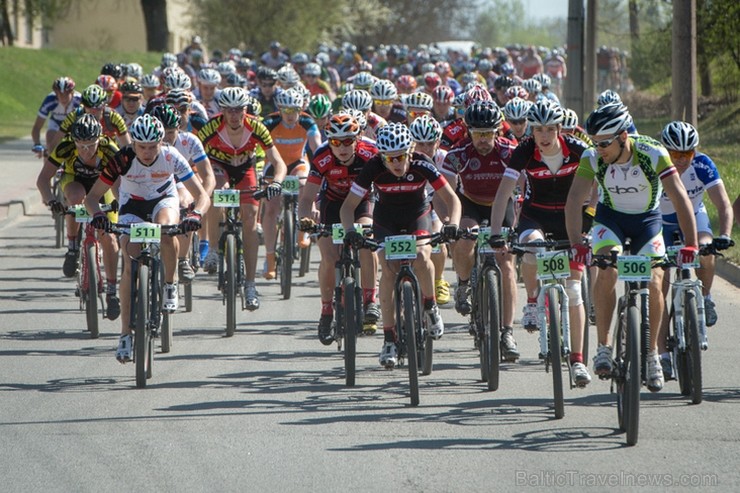 Spītējot putekļiem un saulei, 27. aprīlī vairāk kā 2000 dalībnieki pieveica SEB MTB maratona 1. posmu Cēsis - Valmiera. Vairāk - www.velo.lv 119817