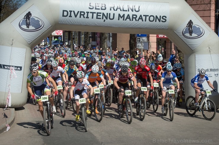 Spītējot putekļiem un saulei, 27. aprīlī vairāk kā 2000 dalībnieki pieveica SEB MTB maratona 1. posmu Cēsis - Valmiera. Vairāk - www.velo.lv 119819