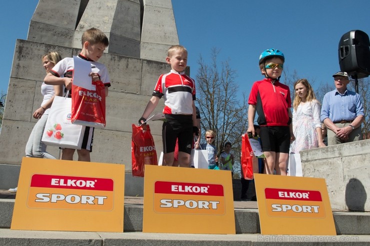 Spītējot putekļiem un saulei, 27. aprīlī vairāk kā 2000 dalībnieki pieveica SEB MTB maratona 1. posmu Cēsis - Valmiera. Vairāk - www.velo.lv 119820