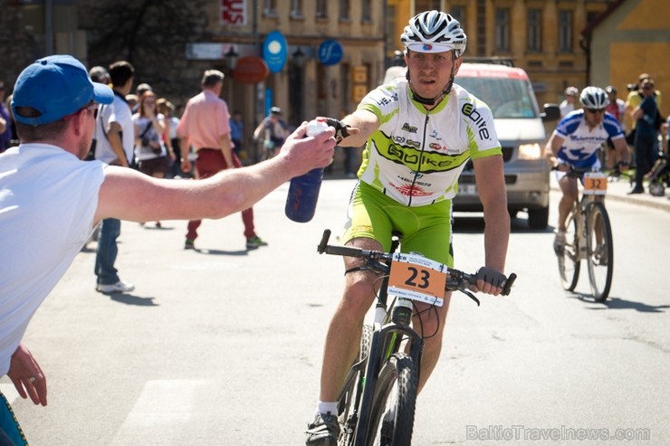 Spītējot putekļiem un saulei, 27. aprīlī vairāk kā 2000 dalībnieki pieveica SEB MTB maratona 1. posmu Cēsis - Valmiera. Vairāk - www.velo.lv 119821