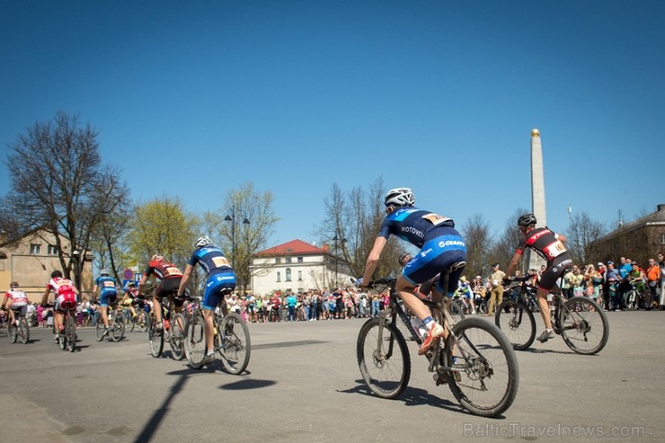 Spītējot putekļiem un saulei, 27. aprīlī vairāk kā 2000 dalībnieki pieveica SEB MTB maratona 1. posmu Cēsis - Valmiera. Vairāk - www.velo.lv 119822