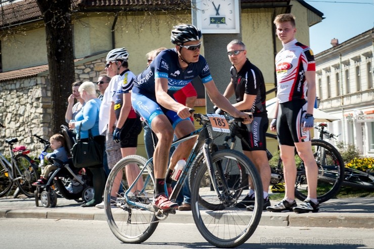 Spītējot putekļiem un saulei, 27. aprīlī vairāk kā 2000 dalībnieki pieveica SEB MTB maratona 1. posmu Cēsis - Valmiera. Vairāk - www.velo.lv 119825