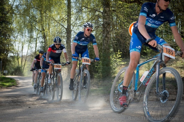 Spītējot putekļiem un saulei, 27. aprīlī vairāk kā 2000 dalībnieki pieveica SEB MTB maratona 1. posmu Cēsis - Valmiera. Vairāk - www.velo.lv 119828