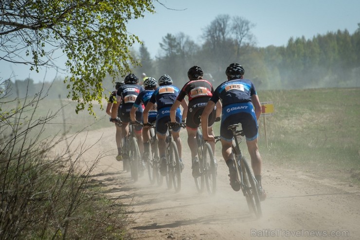 Spītējot putekļiem un saulei, 27. aprīlī vairāk kā 2000 dalībnieki pieveica SEB MTB maratona 1. posmu Cēsis - Valmiera. Vairāk - www.velo.lv 119829