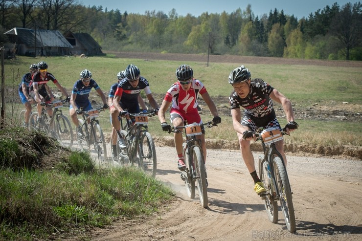 Spītējot putekļiem un saulei, 27. aprīlī vairāk kā 2000 dalībnieki pieveica SEB MTB maratona 1. posmu Cēsis - Valmiera. Vairāk - www.velo.lv 119830