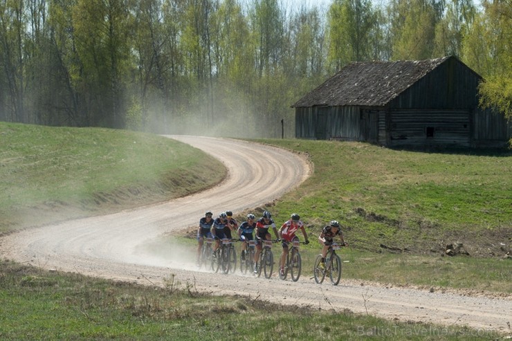 Spītējot putekļiem un saulei, 27. aprīlī vairāk kā 2000 dalībnieki pieveica SEB MTB maratona 1. posmu Cēsis - Valmiera. Vairāk - www.velo.lv 119831