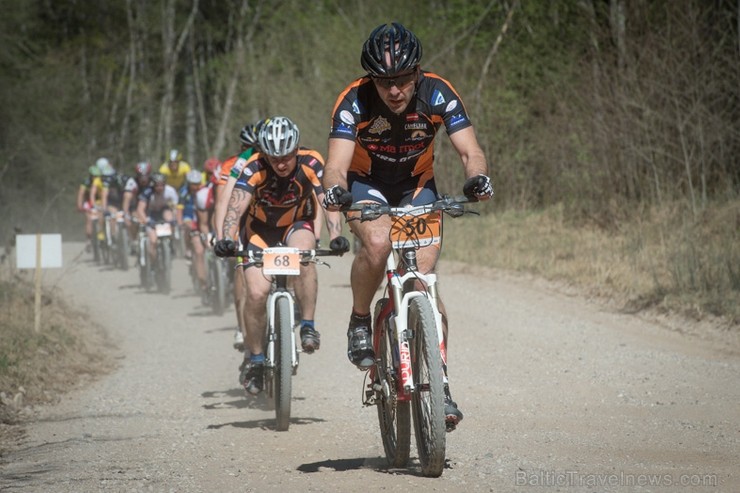 Spītējot putekļiem un saulei, 27. aprīlī vairāk kā 2000 dalībnieki pieveica SEB MTB maratona 1. posmu Cēsis - Valmiera. Vairāk - www.velo.lv 119832