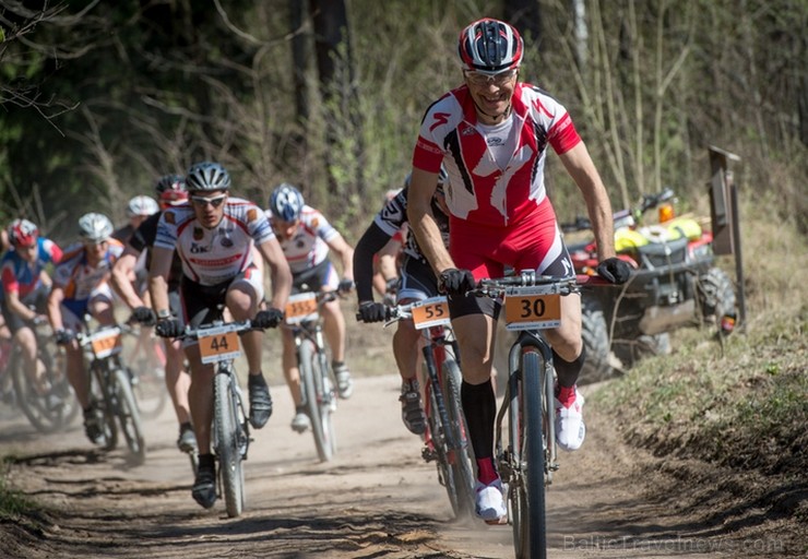 Spītējot putekļiem un saulei, 27. aprīlī vairāk kā 2000 dalībnieki pieveica SEB MTB maratona 1. posmu Cēsis - Valmiera. Vairāk - www.velo.lv 119833