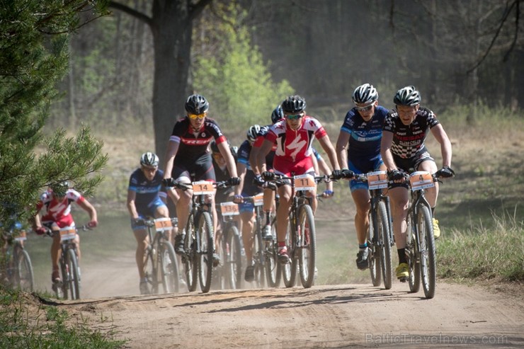 Spītējot putekļiem un saulei, 27. aprīlī vairāk kā 2000 dalībnieki pieveica SEB MTB maratona 1. posmu Cēsis - Valmiera. Vairāk - www.velo.lv 119837