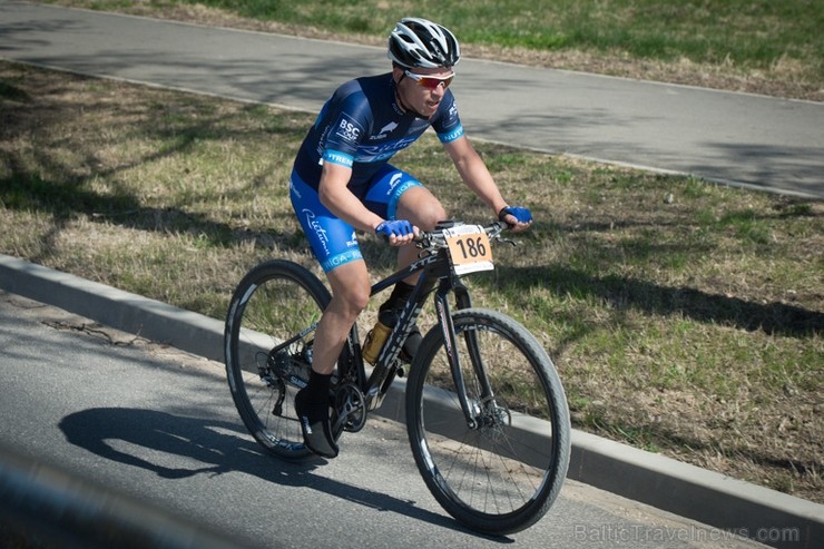 Spītējot putekļiem un saulei, 27. aprīlī vairāk kā 2000 dalībnieki pieveica SEB MTB maratona 1. posmu Cēsis - Valmiera. Vairāk - www.velo.lv 119838