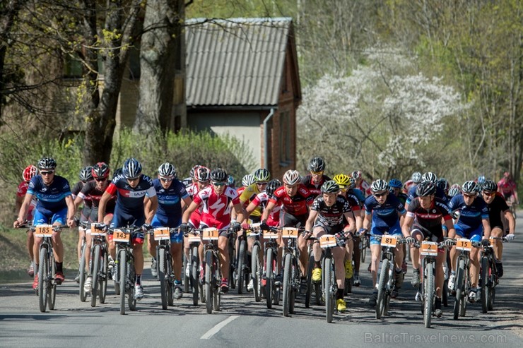 Spītējot putekļiem un saulei, 27. aprīlī vairāk kā 2000 dalībnieki pieveica SEB MTB maratona 1. posmu Cēsis - Valmiera. Vairāk - www.velo.lv 119839