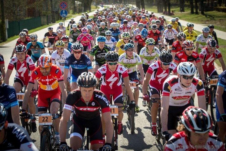 Spītējot putekļiem un saulei, 27. aprīlī vairāk kā 2000 dalībnieki pieveica SEB MTB maratona 1. posmu Cēsis - Valmiera. Vairāk - www.velo.lv 119840