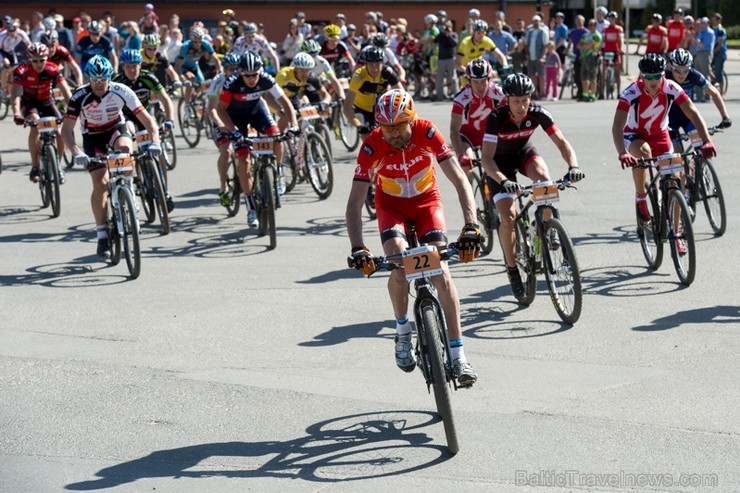 Spītējot putekļiem un saulei, 27. aprīlī vairāk kā 2000 dalībnieki pieveica SEB MTB maratona 1. posmu Cēsis - Valmiera. Vairāk - www.velo.lv 119842