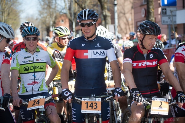 Spītējot putekļiem un saulei, 27. aprīlī vairāk kā 2000 dalībnieki pieveica SEB MTB maratona 1. posmu Cēsis - Valmiera. Vairāk - www.velo.lv 119843