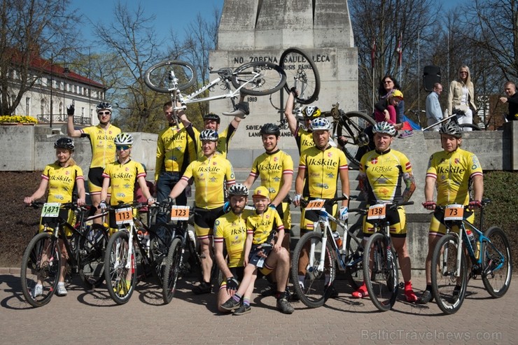 Spītējot putekļiem un saulei, 27. aprīlī vairāk kā 2000 dalībnieki pieveica SEB MTB maratona 1. posmu Cēsis - Valmiera. Vairāk - www.velo.lv 119845