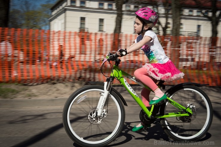 Spītējot putekļiem un saulei, 27. aprīlī vairāk kā 2000 dalībnieki pieveica SEB MTB maratona 1. posmu Cēsis - Valmiera. Vairāk - www.velo.lv 119846