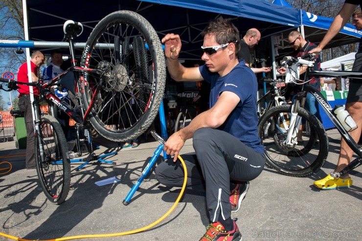 Spītējot putekļiem un saulei, 27. aprīlī vairāk kā 2000 dalībnieki pieveica SEB MTB maratona 1. posmu Cēsis - Valmiera. Vairāk - www.velo.lv 119847