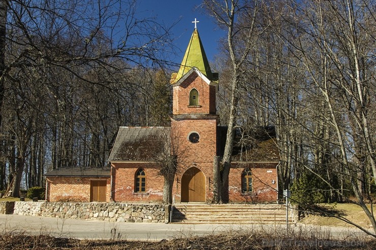 Limbažu Jūras ielas kapus sauc arī par Limbažu kapiem. Kapos apglabāts Latvijas himnas autors Baumaņu Kārlis 120088