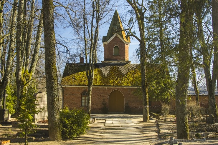 Limbažu pilsētas kapi glabā Latvijas himnas autoru Baumaņu Kārli 120096