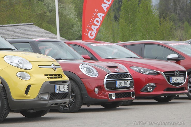 «Gada auto 2015» kandidāti izbrauc Latvijas lielceļos un neceļos 121097