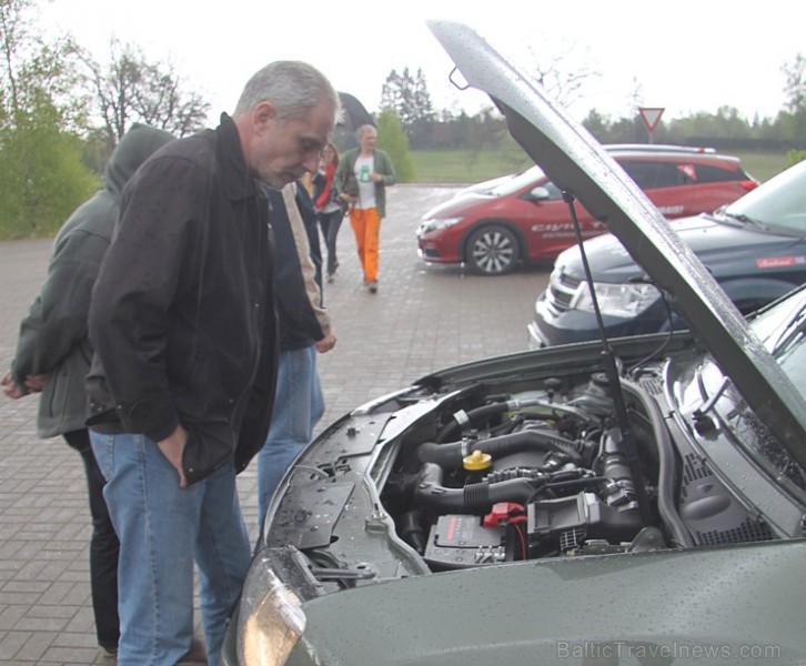 «Gada auto 2015» kandidāti izbrauc Latvijas lielceļos un neceļos 121114