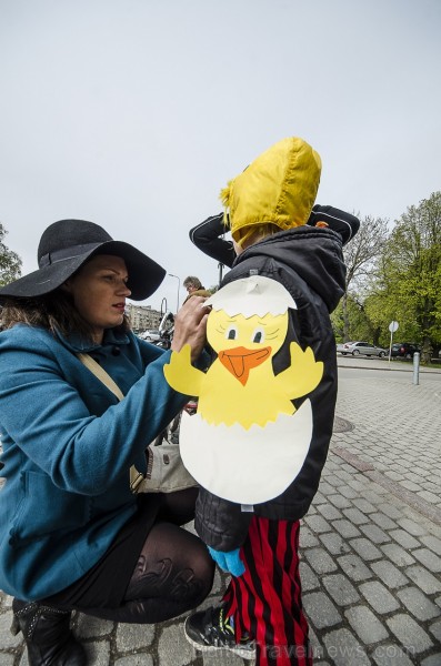 Saulainā 10. maija pēcpusdienā Rožu laukumā varēja sastapt tvīdā tērptus kungus un dāmas, kas bija ieradušies parādīt savus veclaiku divriteņus vai sa 121469