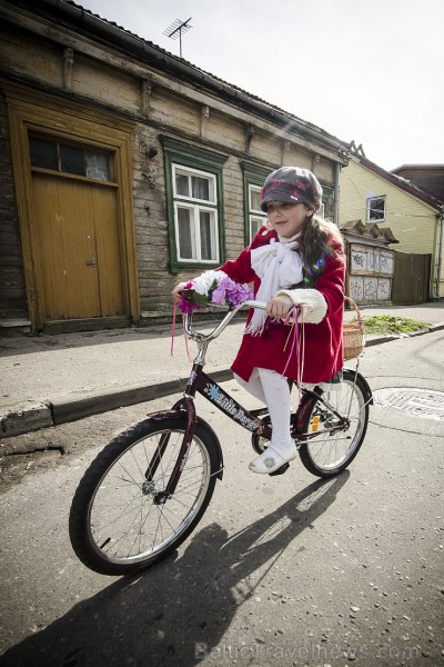 Saulainā 10. maija pēcpusdienā Rožu laukumā varēja sastapt tvīdā tērptus kungus un dāmas, kas bija ieradušies parādīt savus veclaiku divriteņus vai sa 121498