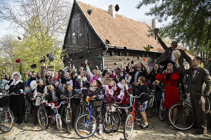 Saulainā 10. maija pēcpusdienā Rožu laukumā varēja sastapt tvīdā tērptus kungus un dāmas, kas bija ieradušies parādīt savus veclaiku divriteņus vai sa 121507