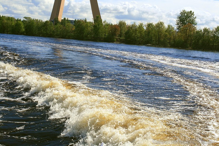 Gourmet Tour piedāvā izbraucienus ar jahtu pa maršrutiem no Rīgas uz Jūrmalu, Kuivižiem, Mērsragu, Roņu salu vai pa Daugavu uz Rīgas jūras līci un atp 121602