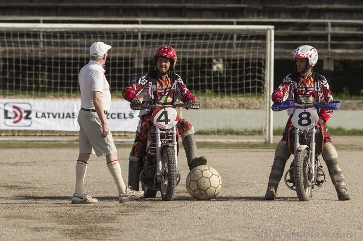 Latvijas vienīgā motobola komanda Rīga ir iesākusi Centrāleiropas līgas sezonu, pirmajā mājas spēlē mērojoties spēkiem ar Bartuva komandu no Skuodas p 122139