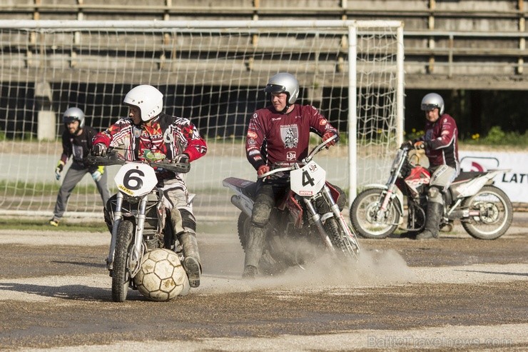 Latvijas vienīgā motobola komanda Rīga ir iesākusi Centrāleiropas līgas sezonu, pirmajā mājas spēlē mērojoties spēkiem ar Bartuva komandu no Skuodas p 122159