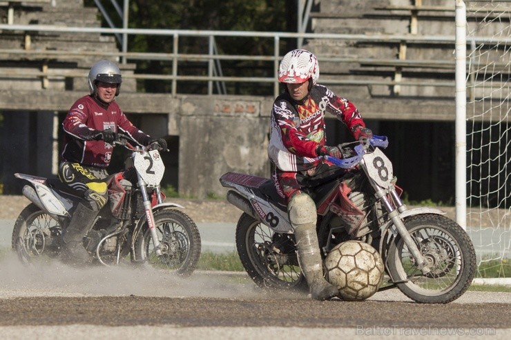 Latvijas vienīgā motobola komanda Rīga ir iesākusi Centrāleiropas līgas sezonu, pirmajā mājas spēlē mērojoties spēkiem ar Bartuva komandu no Skuodas p 122161