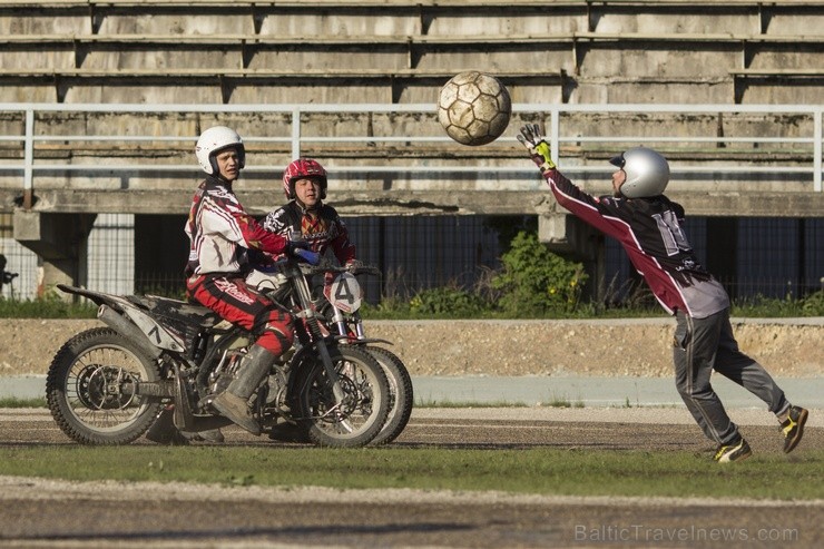 Latvijas vienīgā motobola komanda Rīga ir iesākusi Centrāleiropas līgas sezonu, pirmajā mājas spēlē mērojoties spēkiem ar Bartuva komandu no Skuodas p 122163