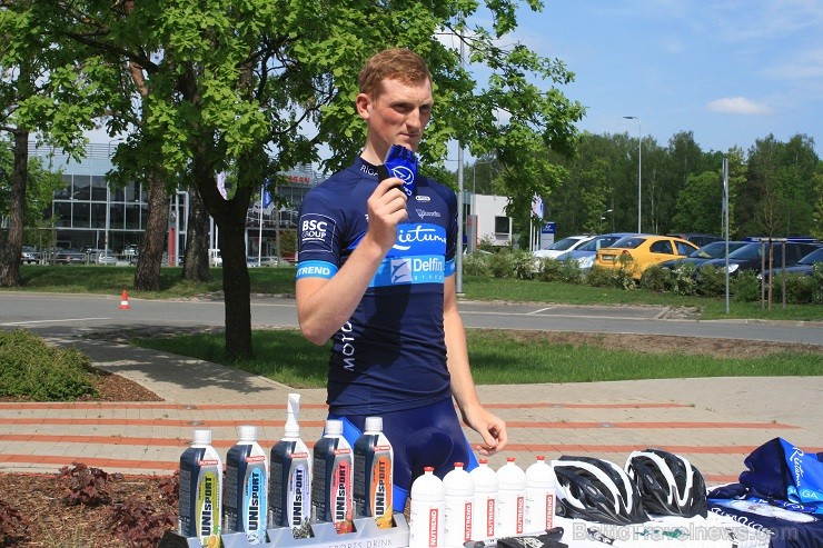 Riteņbraucējs Andris Vosekalns demonstrē velo ekipējumu 122410