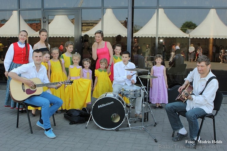 Aizvadītajā nedēļas nogalē Liepājas ostas promenādē norisinājās «Līvas ciema svētki», kuru ietvaros notika tautas mūzikas festivāls «Līvas upe», kas p 123052