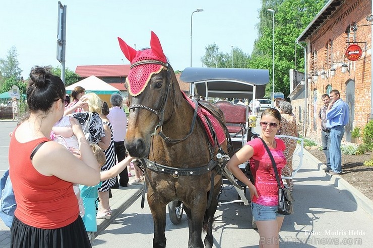 Aizvadītajā nedēļas nogalē Liepājas ostas promenādē norisinājās «Līvas ciema svētki», kuru ietvaros notika tautas mūzikas festivāls «Līvas upe», kas p 123061