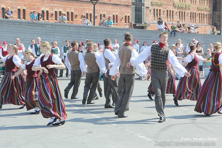 Aizvadītajā nedēļas nogalē Liepājas ostas promenādē norisinājās «Līvas ciema svētki», kuru ietvaros notika tautas mūzikas festivāls «Līvas upe», kas p 123062