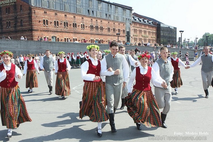 Aizvadītajā nedēļas nogalē Liepājas ostas promenādē norisinājās «Līvas ciema svētki», kuru ietvaros notika tautas mūzikas festivāls «Līvas upe», kas p 123064