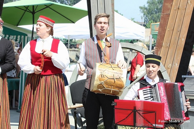 Aizvadītajā nedēļas nogalē Liepājas ostas promenādē norisinājās «Līvas ciema svētki», kuru ietvaros notika tautas mūzikas festivāls «Līvas upe», kas p 123067