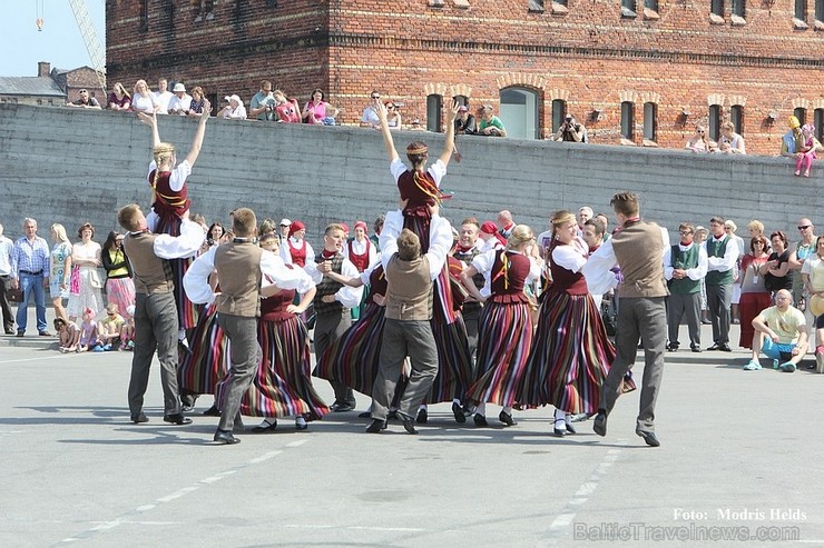 Aizvadītajā nedēļas nogalē Liepājas ostas promenādē norisinājās «Līvas ciema svētki», kuru ietvaros notika tautas mūzikas festivāls «Līvas upe», kas p 123071