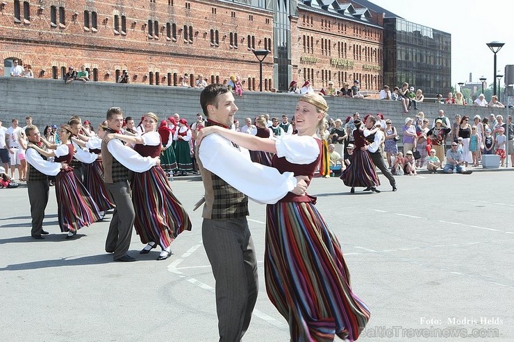 Aizvadītajā nedēļas nogalē Liepājas ostas promenādē norisinājās «Līvas ciema svētki», kuru ietvaros notika tautas mūzikas festivāls «Līvas upe», kas p 123072