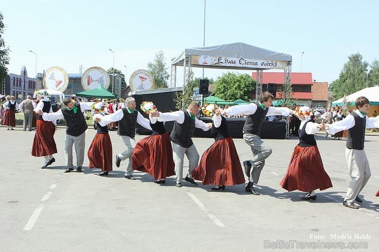 Aizvadītajā nedēļas nogalē Liepājas ostas promenādē norisinājās «Līvas ciema svētki», kuru ietvaros notika tautas mūzikas festivāls «Līvas upe», kas p 123073