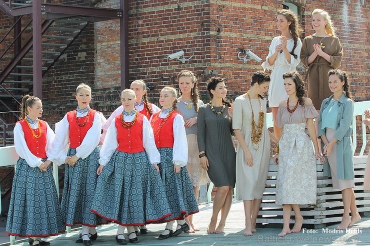 Aizvadītajā nedēļas nogalē Liepājas ostas promenādē norisinājās «Līvas ciema svētki», kuru ietvaros notika tautas mūzikas festivāls «Līvas upe», kas p 123074