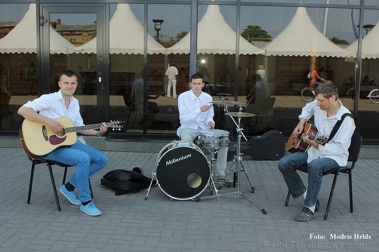 Aizvadītajā nedēļas nogalē Liepājas ostas promenādē norisinājās «Līvas ciema svētki», kuru ietvaros notika tautas mūzikas festivāls «Līvas upe», kas p 123076