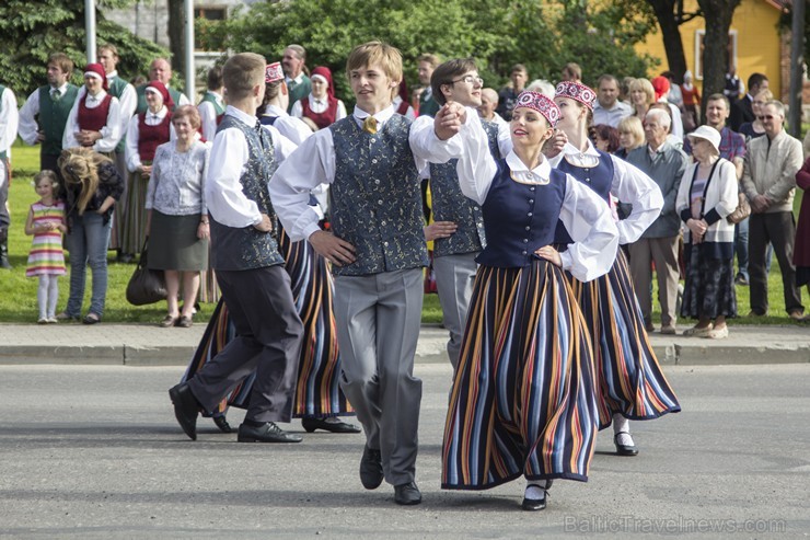 31. maijā, turpinot komponista Emiļa Melngaiļa 140.jubilejai veltīto pasākumu virkni, Limbažu pilsētas estrādē notika Limbažu novada deju svētki Ziedi 123823